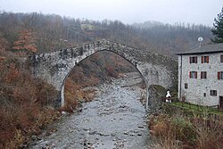 Ang lumang tulay sa Ponte Lugagnano, Monchio delle Corti