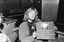 Description de l'image John Mayall met zijn Bluesbreakers in Amsterdam. John Mayall met lp So many roa, Bestanddeelnr 920-8325.jpg.