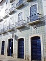 La facciata di un edificio, rivestita con azulejos