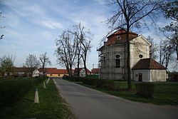 Centrum obce s kostelem sv. Jana Nepomuckého