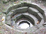 Steinlagt trappebrønn til eldgammel kilde i The Weir Gardensi Herefordshire i England