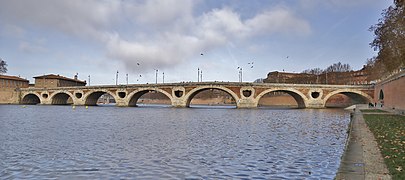 Le pont compte 6 piles et 7 arches de tailles inégales. La rive gauche étant de plusieurs mètres plus basse que la rive droite, la pente du pont vers la rive gauche doit multiplier les arches de hauteurs différentes pour rattraper la différence de niveau.