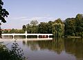 Pont à l'île avec les jardins zoologiques.