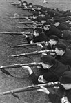 «Forberedende militær, våpenteknisk utdanning» 1933 ved en av HJs «vernedyktighetsleire» (Wehrertüchtigungslagern) for blant annet fysisk fostring. Foto: Deutsches Bundesarchiv