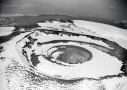 キボ峰の山頂火口（1930年頃の空撮）