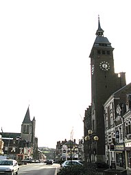 L'hôtel de ville, la rue Gambetta, l'église du Saint-Sépulcre.