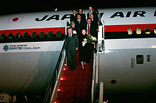 O Primeiro Ministro Noboru Takeshita e outras onze pessoas desembarcam de um DC-10 da Japan Airlines marcado com uma aeronave oficial para a Expo 90 de Osaka, Japão