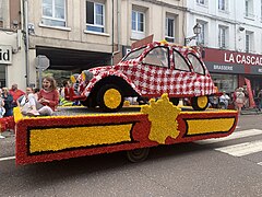 Char représentant la 2 CV Cochonou lors de la Cany parade 2023.