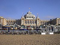 Het Kurhaus beint við sandstrondina í býarpartinum Scheveningen