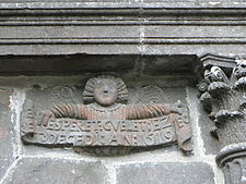 The second angel holds a banner reading "Fol est son esprit s'il ne prend garde de voir qu'il faut mourir, an 1619" or "Foolish is he who does not know that he must die".[4]