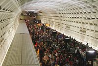 Gedränge auf dem Bahnsteig der Station Navy Yard, Washington, D. C.