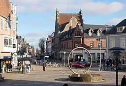 Springvandspladsen i centrala Hjørring med Claes Hakes fonstänskulptur Ringen.