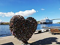 Beeld Punda Love Heart van Carlos Blaaker, met op de achtergrond het cruiseship Rotterdam in de haven van Willemstad