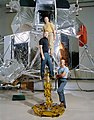 L'équipage Apollo 14 pose devant une maquette du module lunaire Apollo (Mitchell est au sommet).