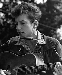 Photo en noir et blanc d'un jeune homme jouant de la guitare.