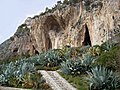 Les grottes de Balzi Rossi, situées sur une falaise d'environ 100 mètres de haut, montrent des traces d'occupation humaine du Paléolithique moyen.