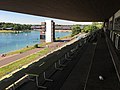 Blick von den obersten Reihen der Tribüne auf den Zielturm und die Bootshäuser im Hintergrund