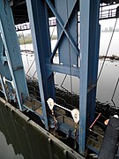 Fragment van de stuw onder de brug: juk met schuif.