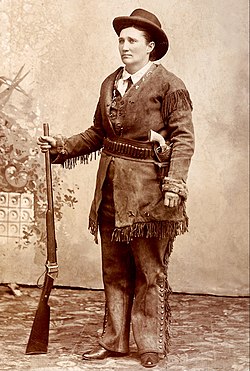 Calamity Jane tiedustelijan varusteissa. Hänellä oli tapana pukeutua miesten vaatteisiin.