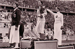 Ellen Müller-Preis (vas.) Berliinin olympialaisissa vuonna 1936.