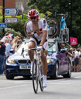 Photo de Fabian Cancellara tenant le guidon à une main, après sa chute