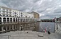 Die Kleine Alster in Richtung Binnenalster, links die Alsterarkaden. Die Treppen vorn führen zum Mahnmal.