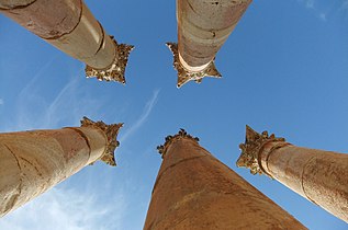 Colofnau yn Jerash