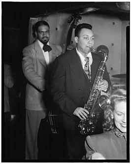 Al McKibbon (achteraan) met Lucky Thompson en Hilda A. Taylor