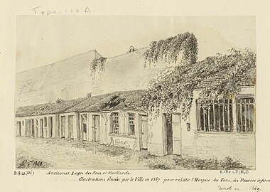 Anciennes loges ou « petites maisons » construites en 1557 pour abriter les fous et les vieillards.