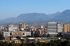 September: Blick über das Stadtzentrum von Tirana in die Berge