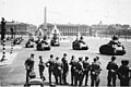 Parada blindada alemã na Place de la Concorde, em Paris, em julho de 1941.