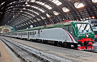 La locomotiva E.464.193 con un convoglio di carrozze MDVC in livrea Trenord.