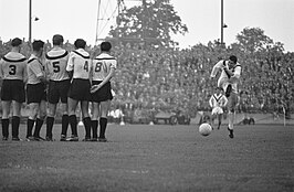 De spelers van DOS vormen een muurtje voor het schot van Helmuth Rahn van SC Enschede (1960)