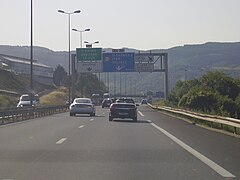 A72, avec candélabre d'éclairage, Sortie 16, avant la bifurcation A72/A47/N88 (Aire urbaine de Saint-Étienne)