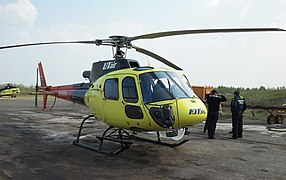 Un helicóptero Aerospatiale AS350 Ecureuil en operaciones previas al despegue