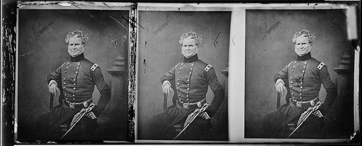 General William J. Worth ; uma foto relacionada também de Brady pode ser encontrada no site da George Eastman House Collection.[7]