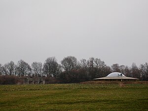 Bovenplateau Fort met links kazemat Visé1 en rechts Koepel 120