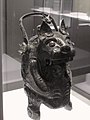 Vase you à conserver les boissons, dit : la Tigresse. Bronze, hors du territoire Shang[19]. Hunan, XIe siècle. Musée Cernuschi[N 9].