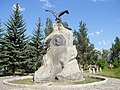 Monument fil-bini ta 'Przhevalsky Memorial ħdejn Pristan Przhevalsk li jfakkar lill-esploratur Russu Nikolai Mikhaylovich Przhevalsky (Provinċja ta' Issyk Kul, Kirgistan).