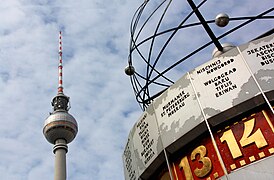 Svetovna ura s Fernsehturm v ozadju