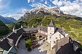 Zicht op een binnenplaats van een kasteel in Salzburg