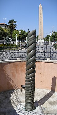 Photographie montrant une colonne torsadée en bronze.