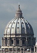 Cúpula da Basílica de San Pedro, redeseñada por Michelangelo en 1547.