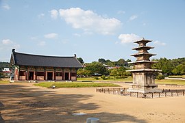 정림사지와 함께 찍힌 전경. 탑의 좌측면이 드러나있다.