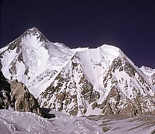 Il Gasherbrum I a sinistra, e l'Hidden Sud o Gasherbrum 0 a destra, visti da sud-ovest