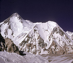 Gasherbrum I til venstre, Gasherbrum 0 i midten og Urdok I til høgre