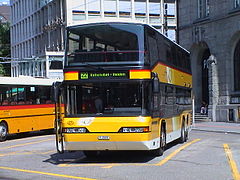 Un car postal à deux étage Neoplan Skyliner à Saint-Gall en 2000.