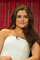 Danielle Campbell interpreta Davina Claire.