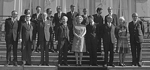 De bordesscène van de ministers van het kabinet-Den Uyl met in het midden vooraan koningin Juliana bij Huis ten Bosch op 11 mei 1973