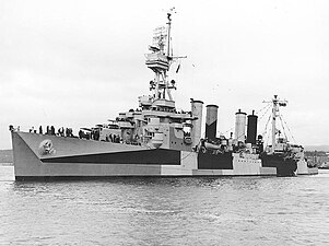 De Amerikaanske lichte kruser USS Richmond yn 1944 mei seegrize kamûflaazjeferve, en dazzle-kamûflaazje (de swarten foarmen).